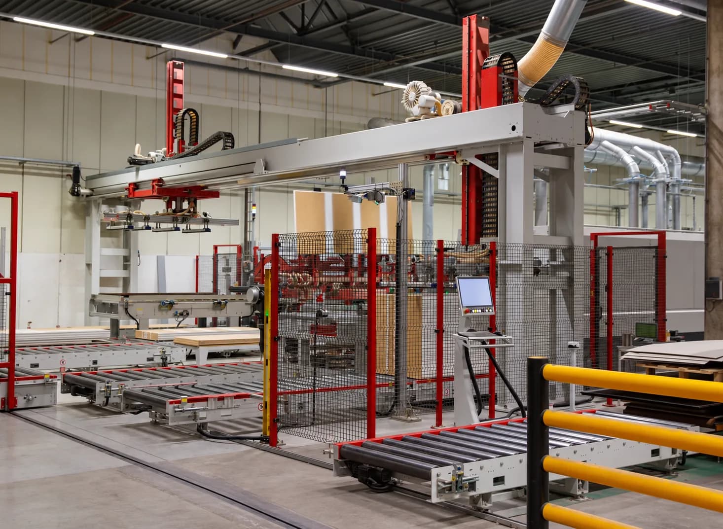 Zautomatyzowana linia z przenośnikami rolkowymi w hali produkcyjnej