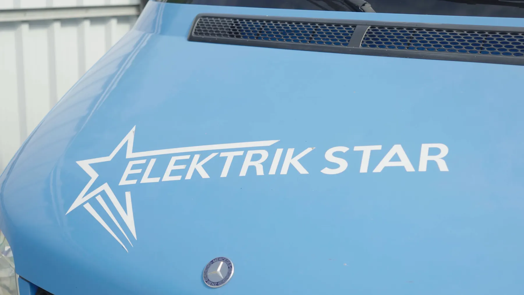 Logo Elektrik-Star na firmowym samochodzie