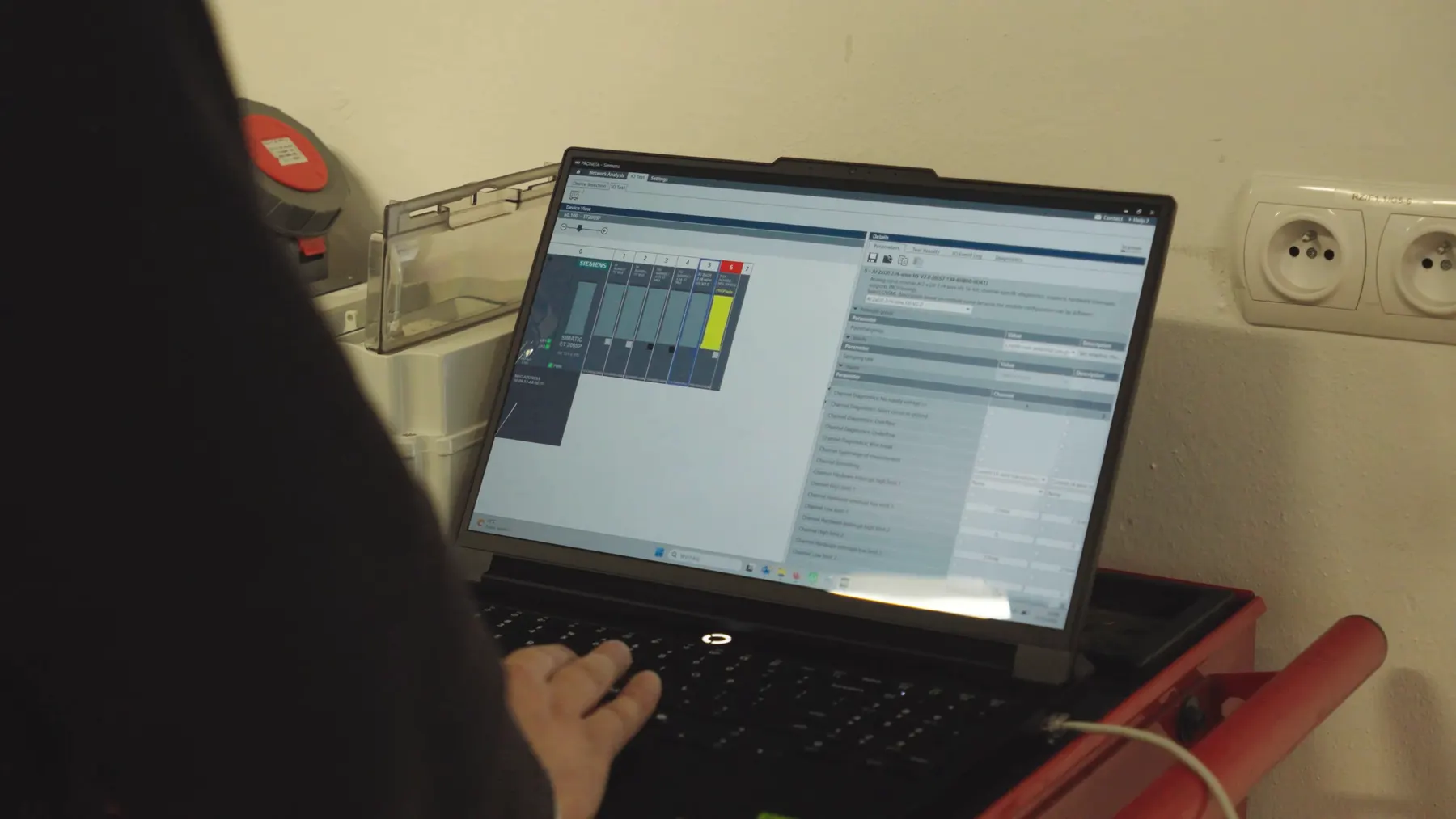 Laptop z oprogramowaniem przy szafie podczas uruchomienia