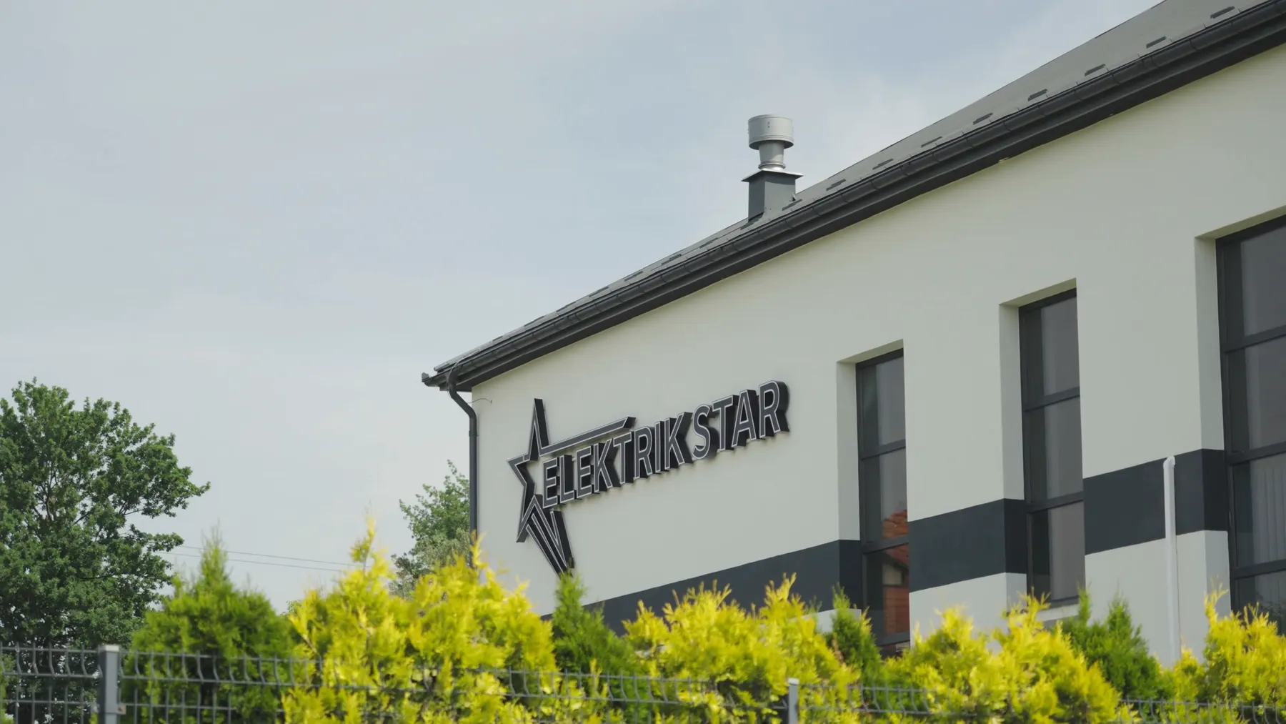 Logo Elektrik-Star na elewacji siedziby w Brzesku