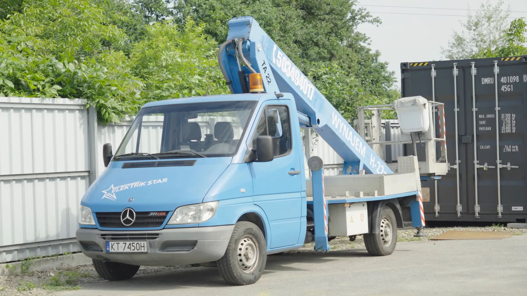 Samochód Elektrik-Star z podnośnikiem koszowym