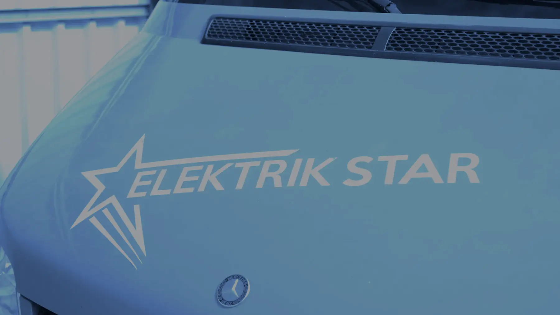 Logo Elektrik-Star na firmowym samochodzie