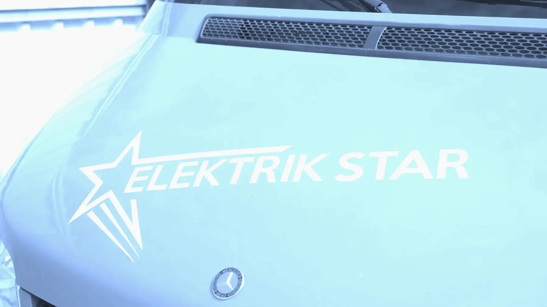 Logo Elektrik-Star na firmowym samochodzie