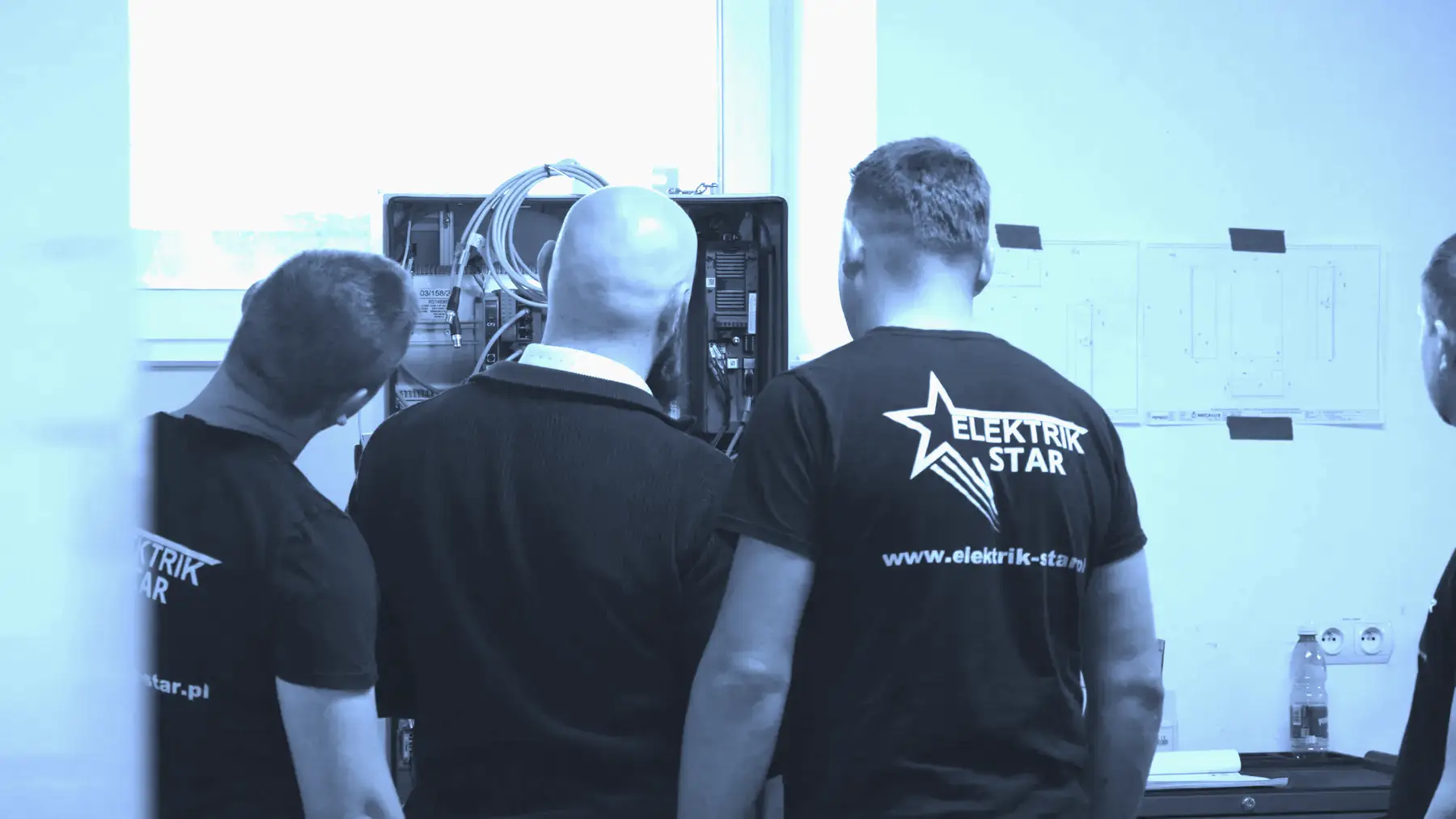 Ekipa Elektrik-Star przy szafie sterowniczej w warsztacie