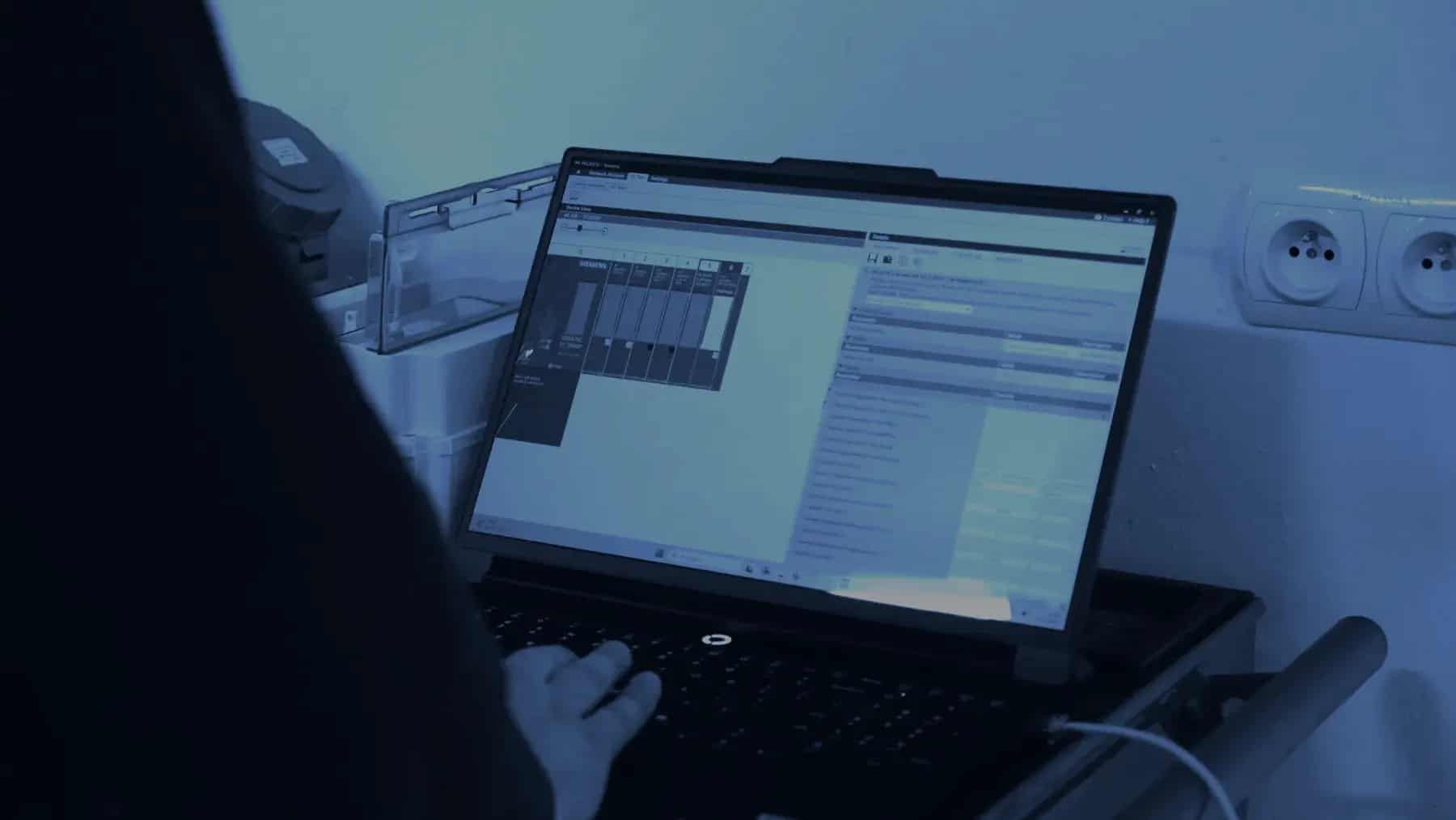 Laptop z oprogramowaniem przy szafie podczas uruchomienia