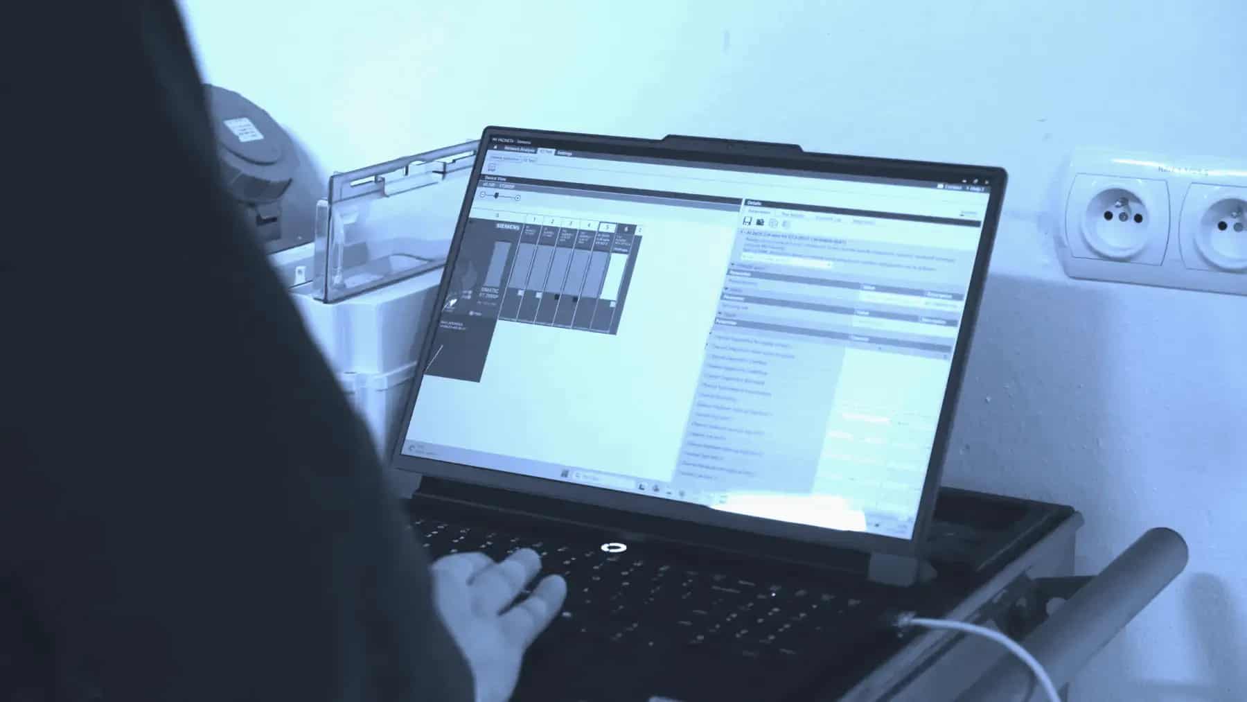 Laptop z oprogramowaniem przy szafie podczas uruchomienia