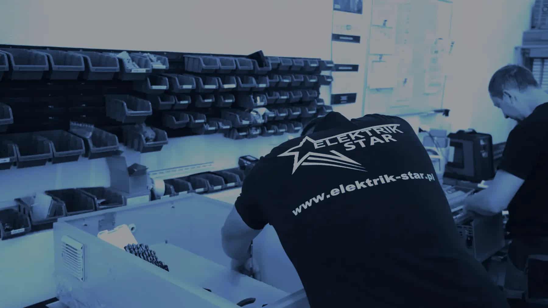 Monter w warsztacie Elektrik-Star przy stanowisku z częściami
