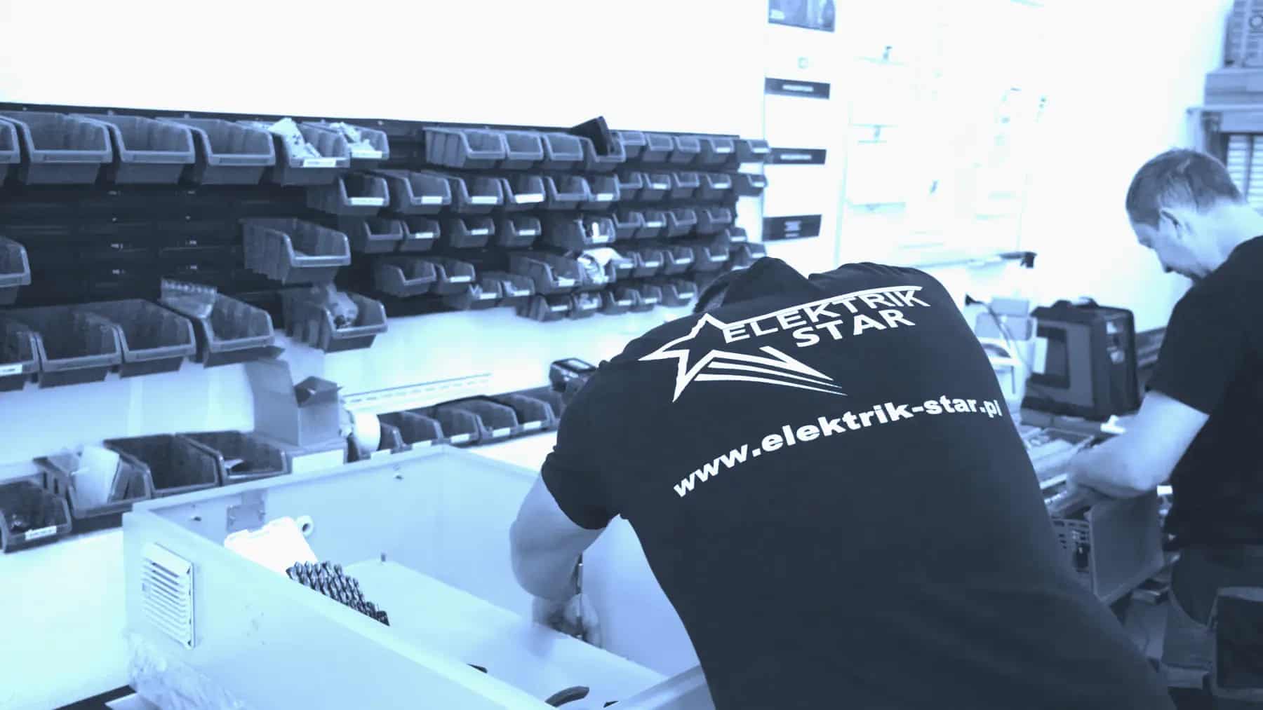 Monter w warsztacie Elektrik-Star przy stanowisku z częściami