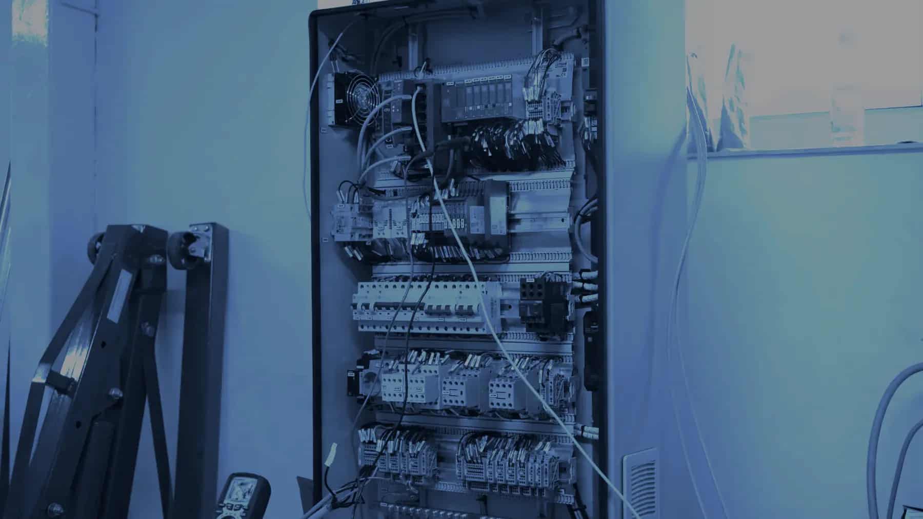 Otwarta szafa sterownicza w warsztacie prefabrykacji