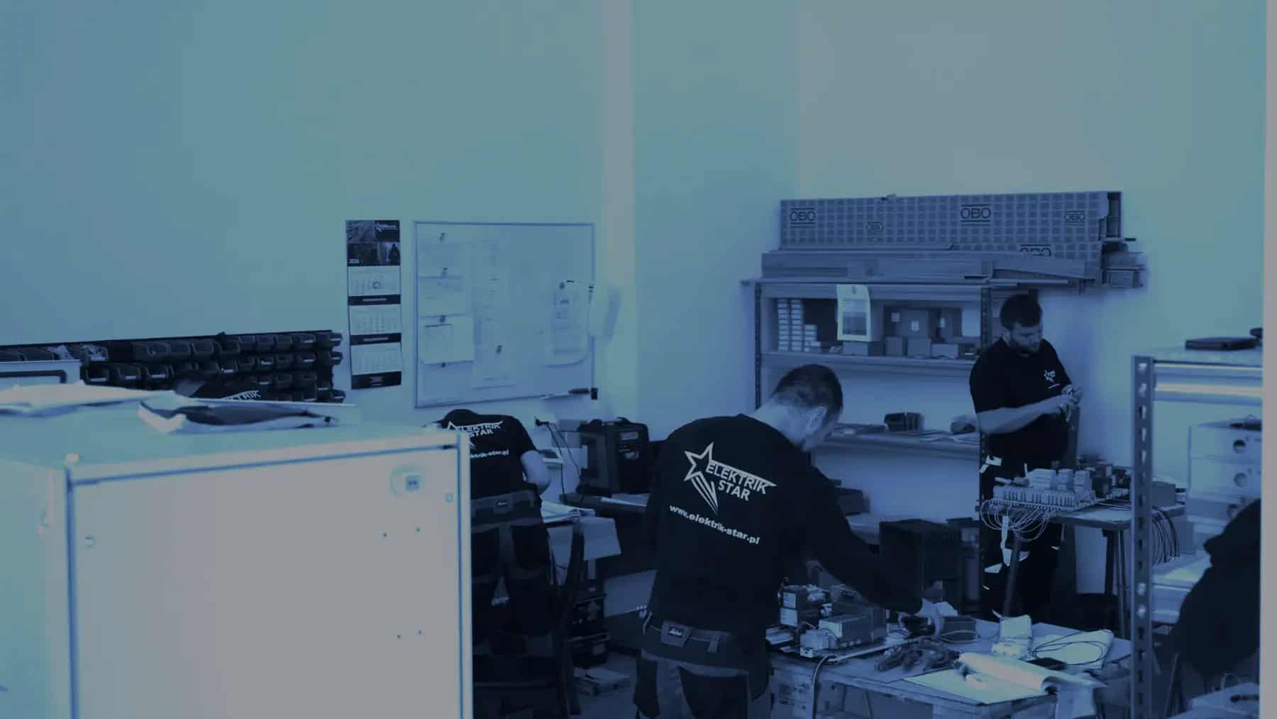 Monterzy przy pracy w warsztacie Elektrik-Star w Brzesku