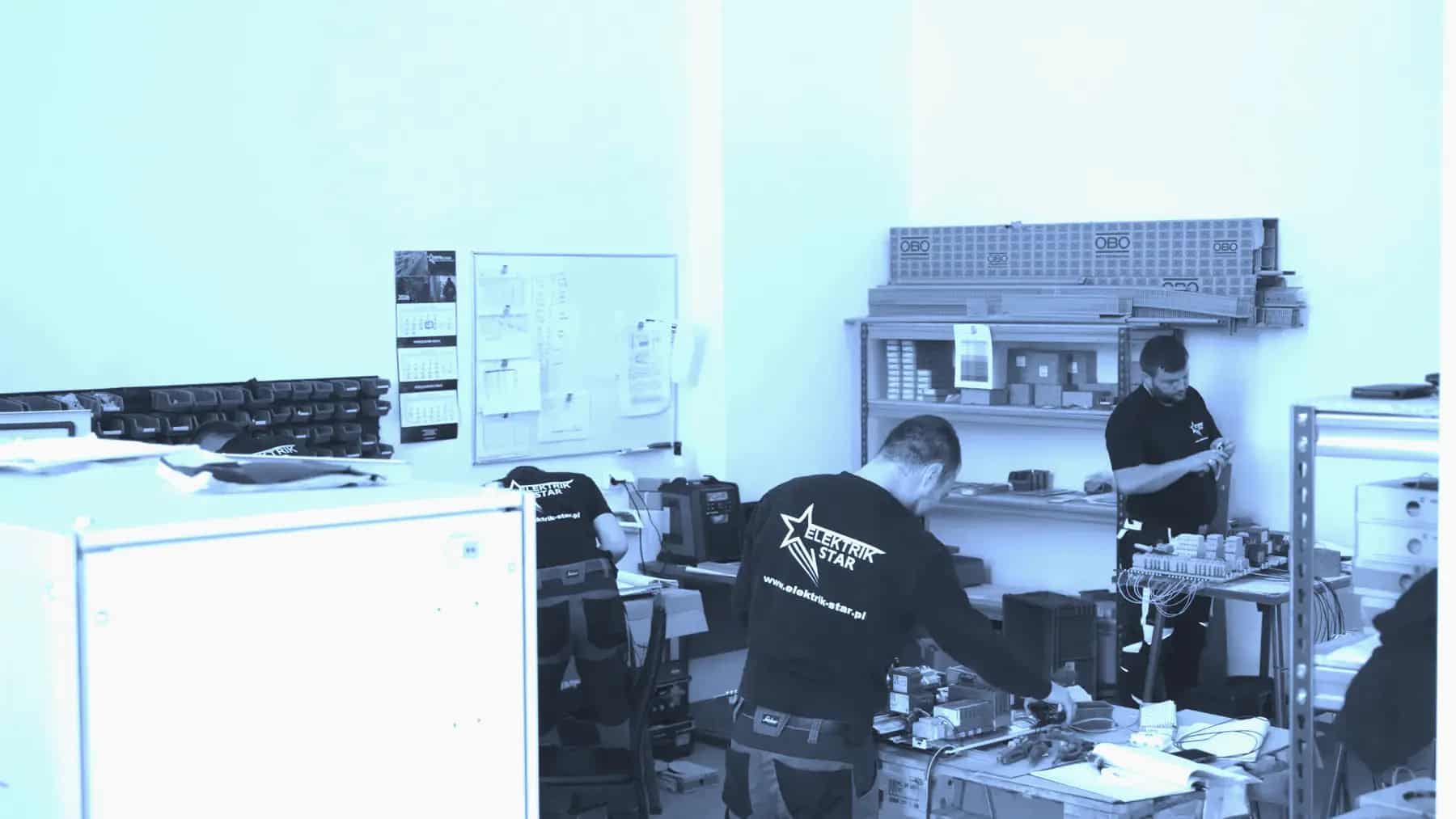 Monterzy przy pracy w warsztacie Elektrik-Star w Brzesku