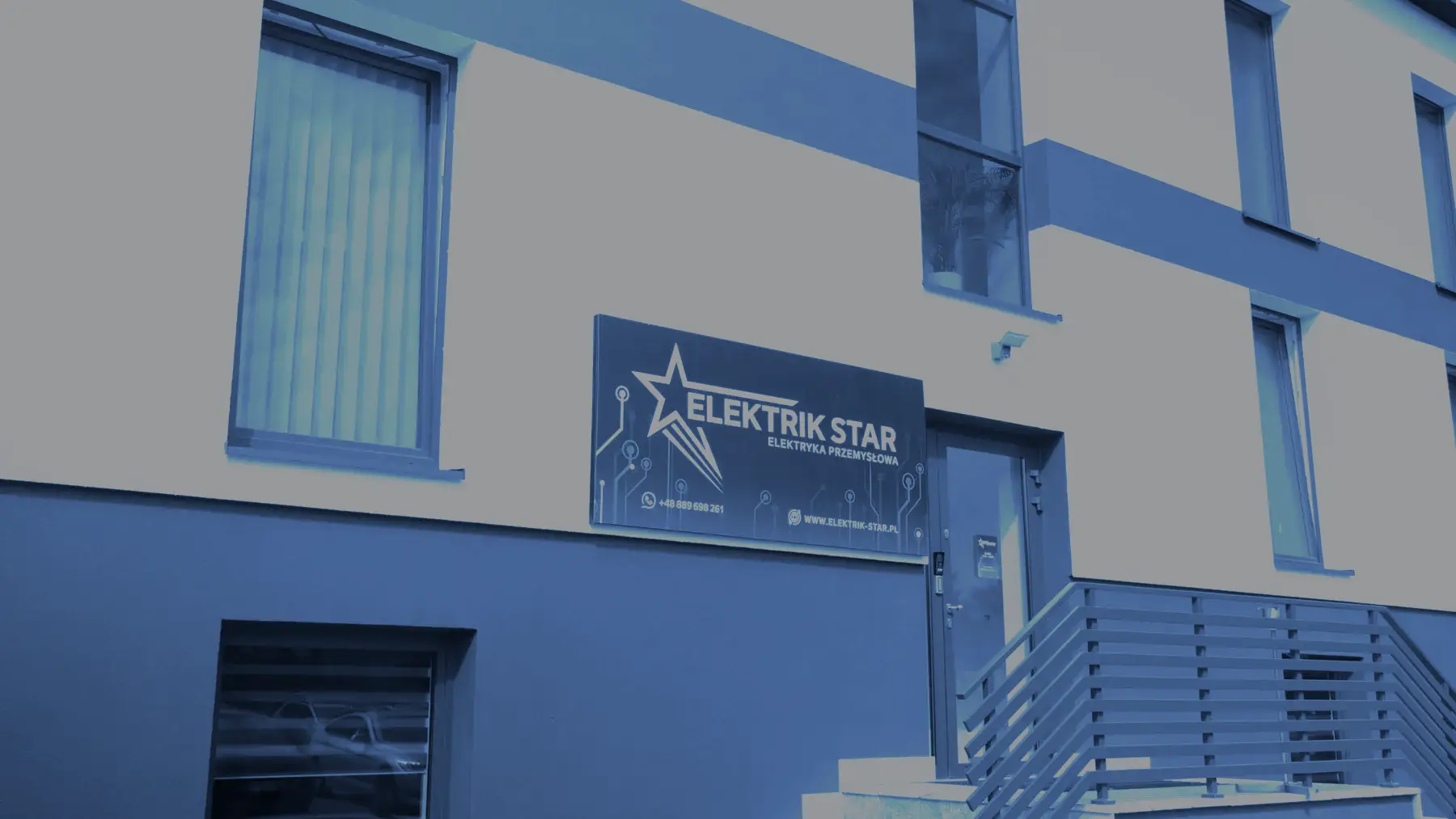 Wejście do siedziby Elektrik-Star z szyldem firmy