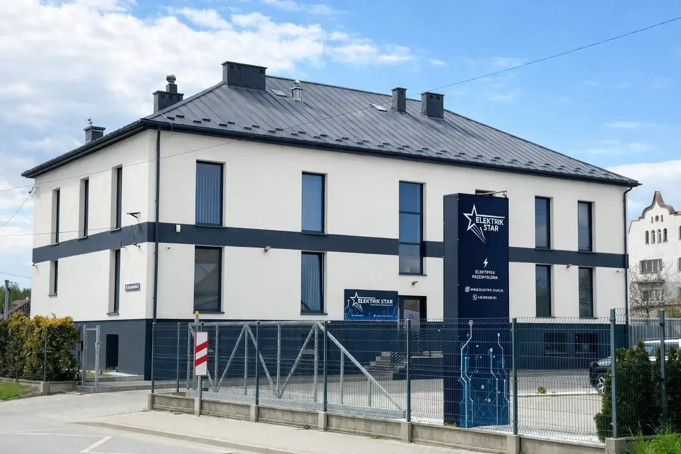 Siedziba Elektrik-Star w Brzesku: budynek z pylonem i szyldem firmy