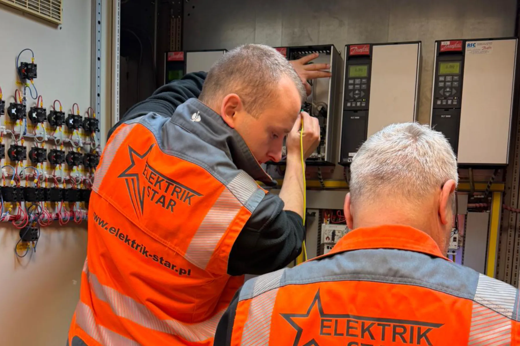Elektrik-Star testing technicians checking a cabinet with drives