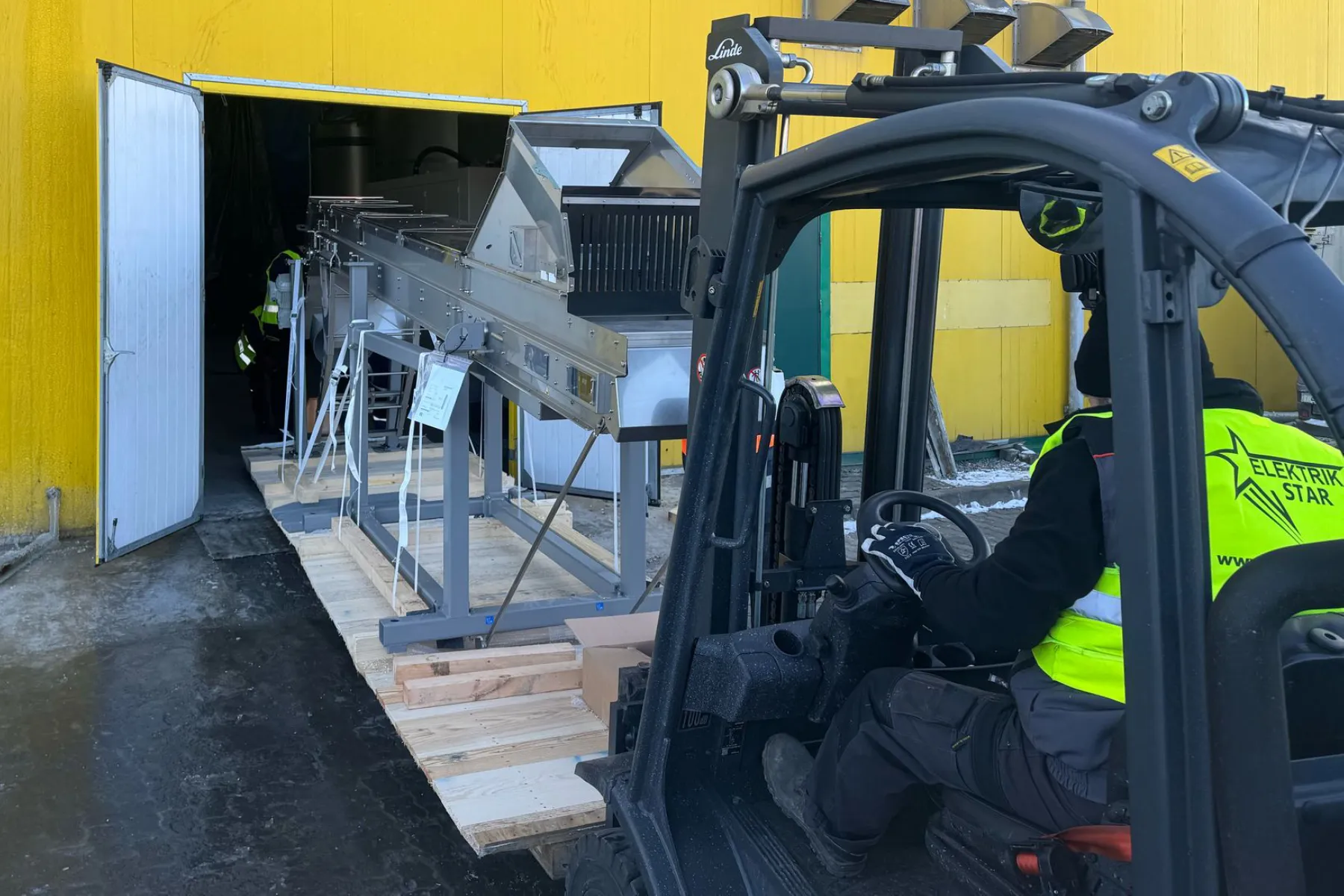 Forklift moving a line module into the hall