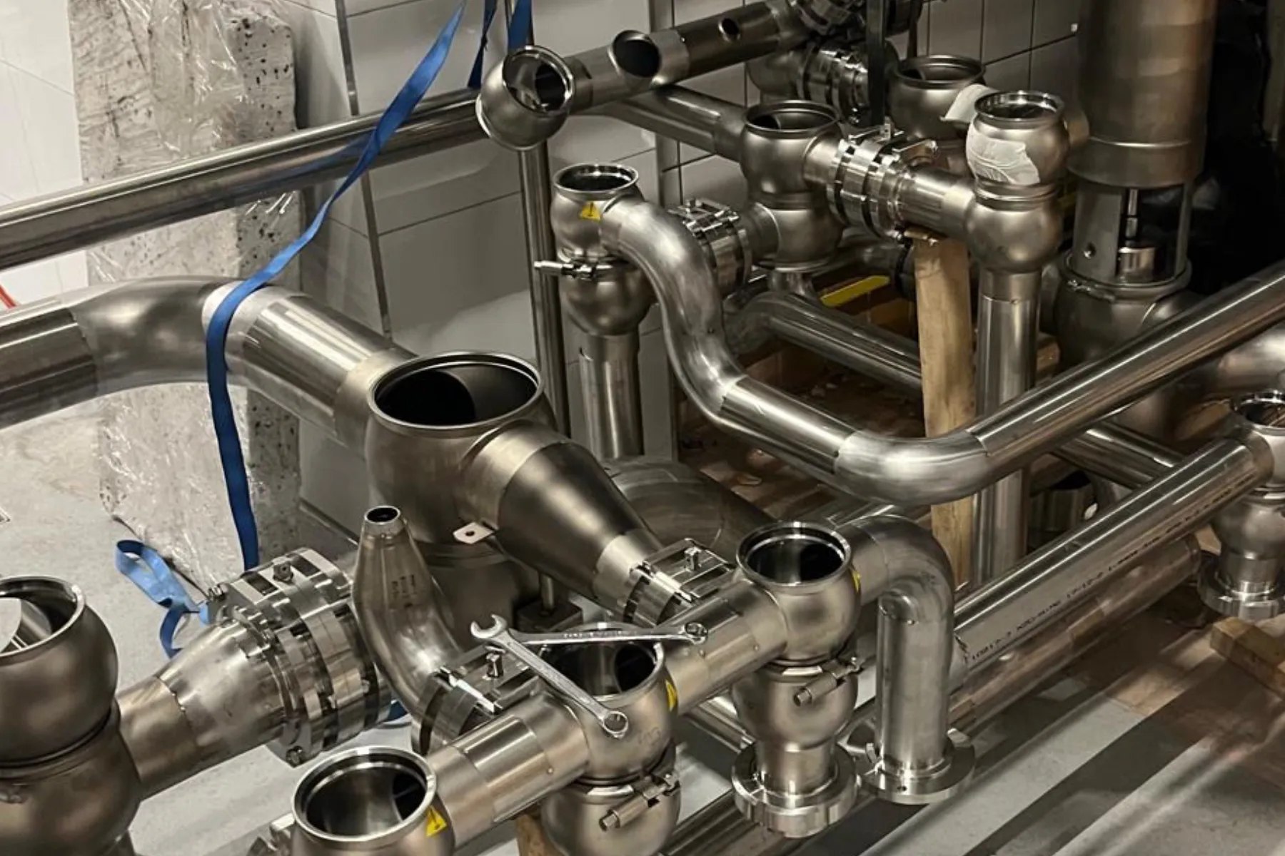 Stainless steel process pipework with bends and tees